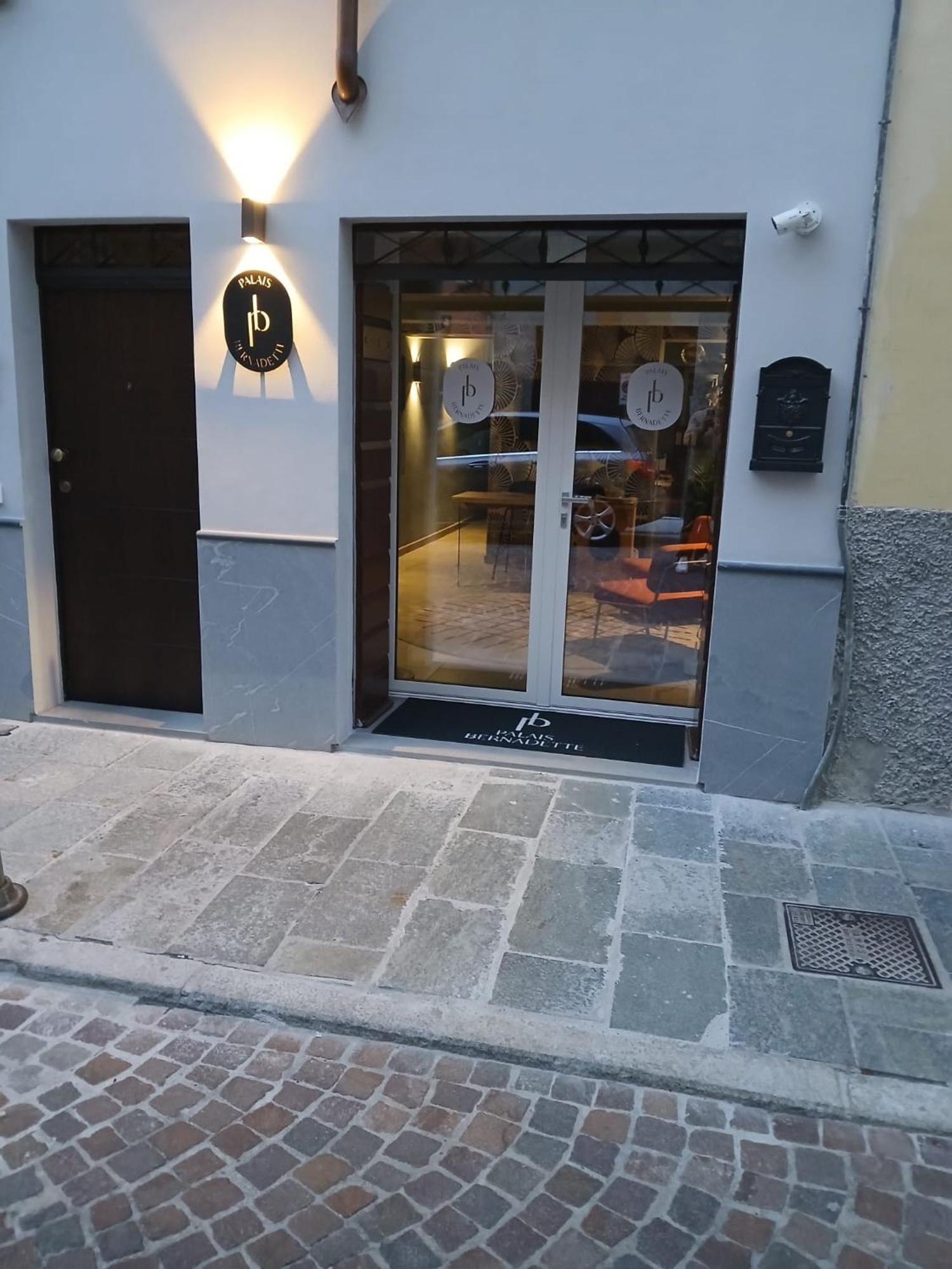 Palais Bernadette Aparthotel Парма Екстериор снимка